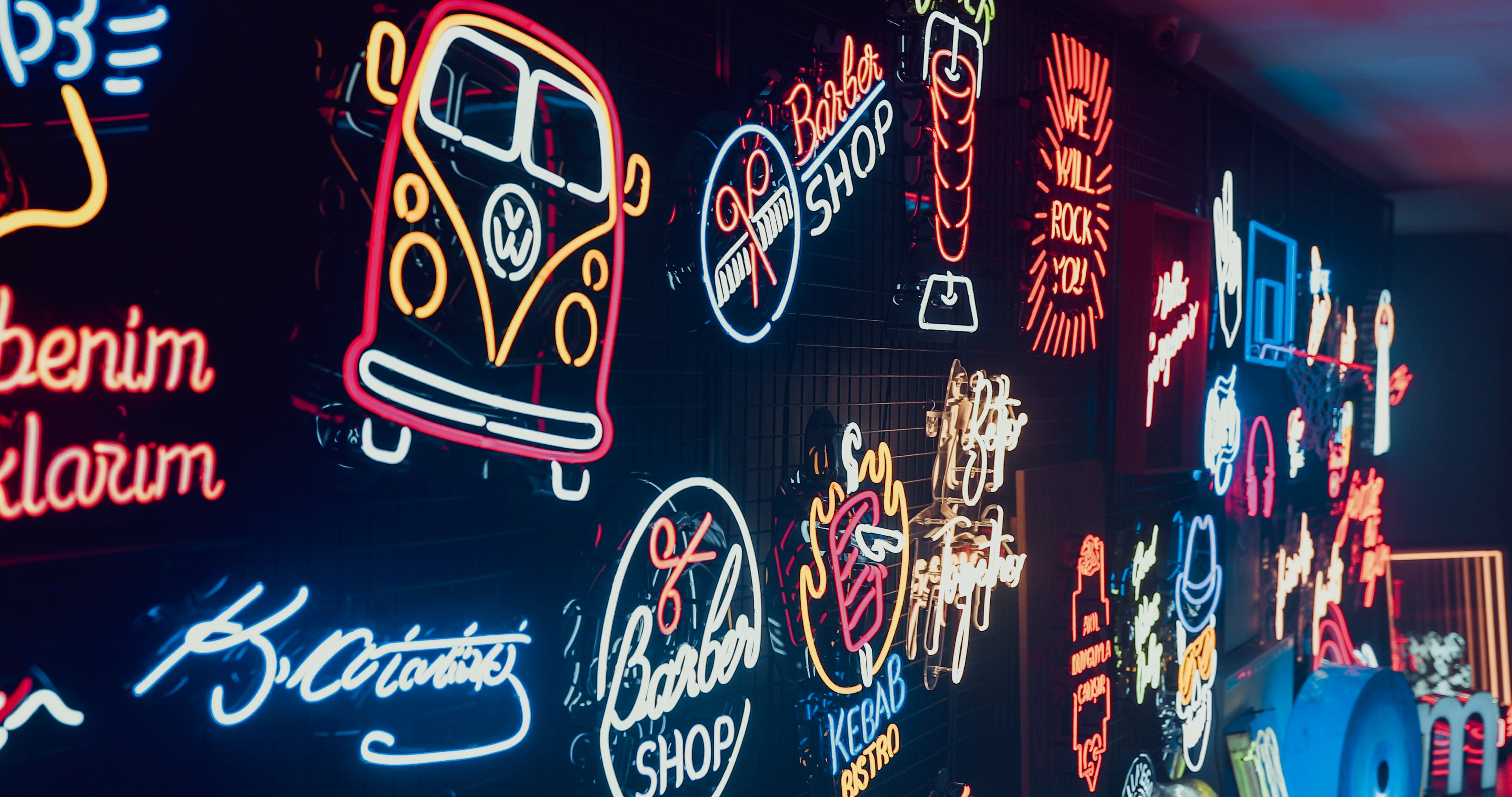 Neon-Shop-Showroom mit vielfältigen leuchtenden Neon-Schildern und kreativen Designs für Inspiration und Auswahl.