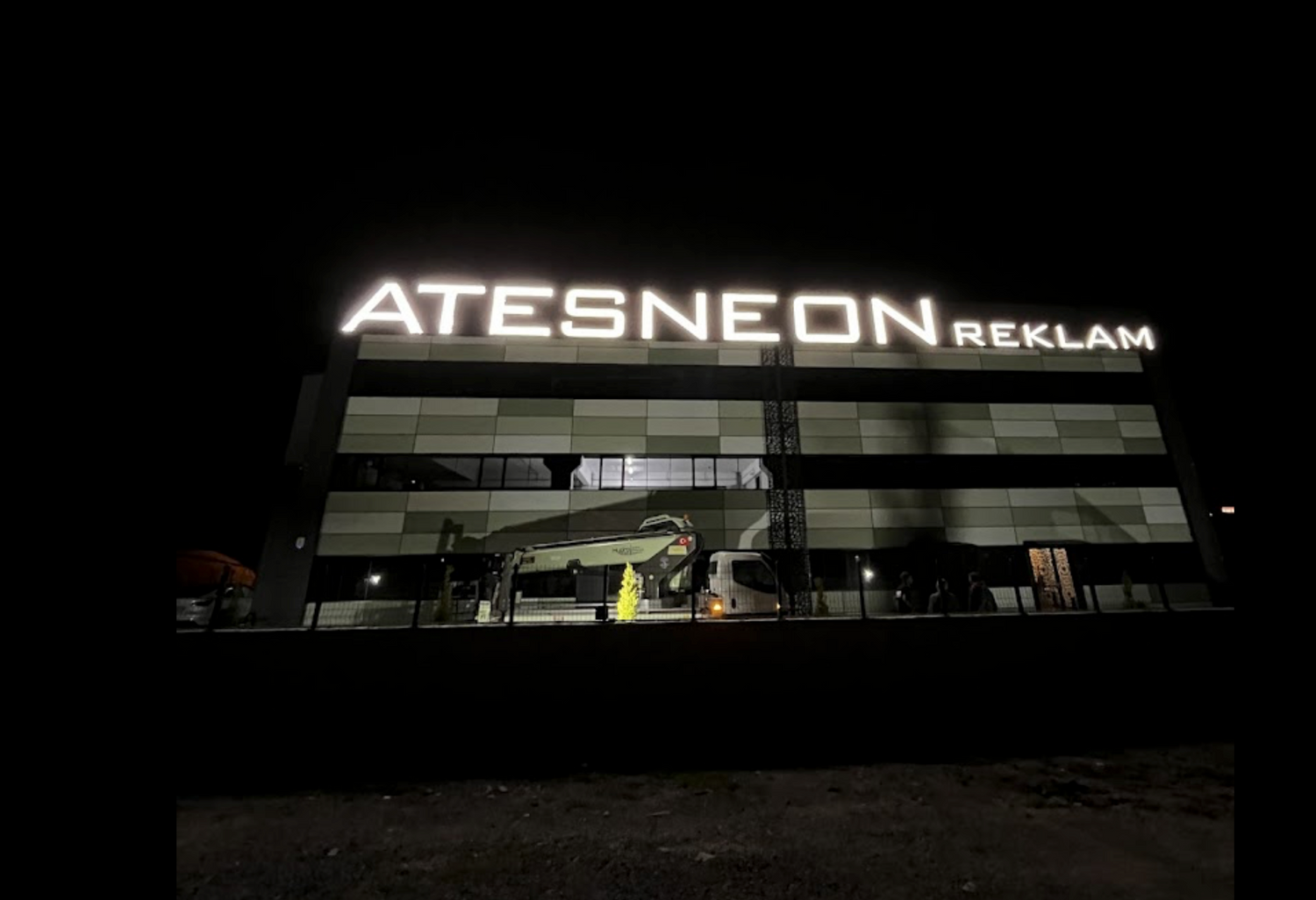 Firmenbild von Ateş Neon Istanbul mit Fokus auf Lichtwerbung und innovativen Designs.