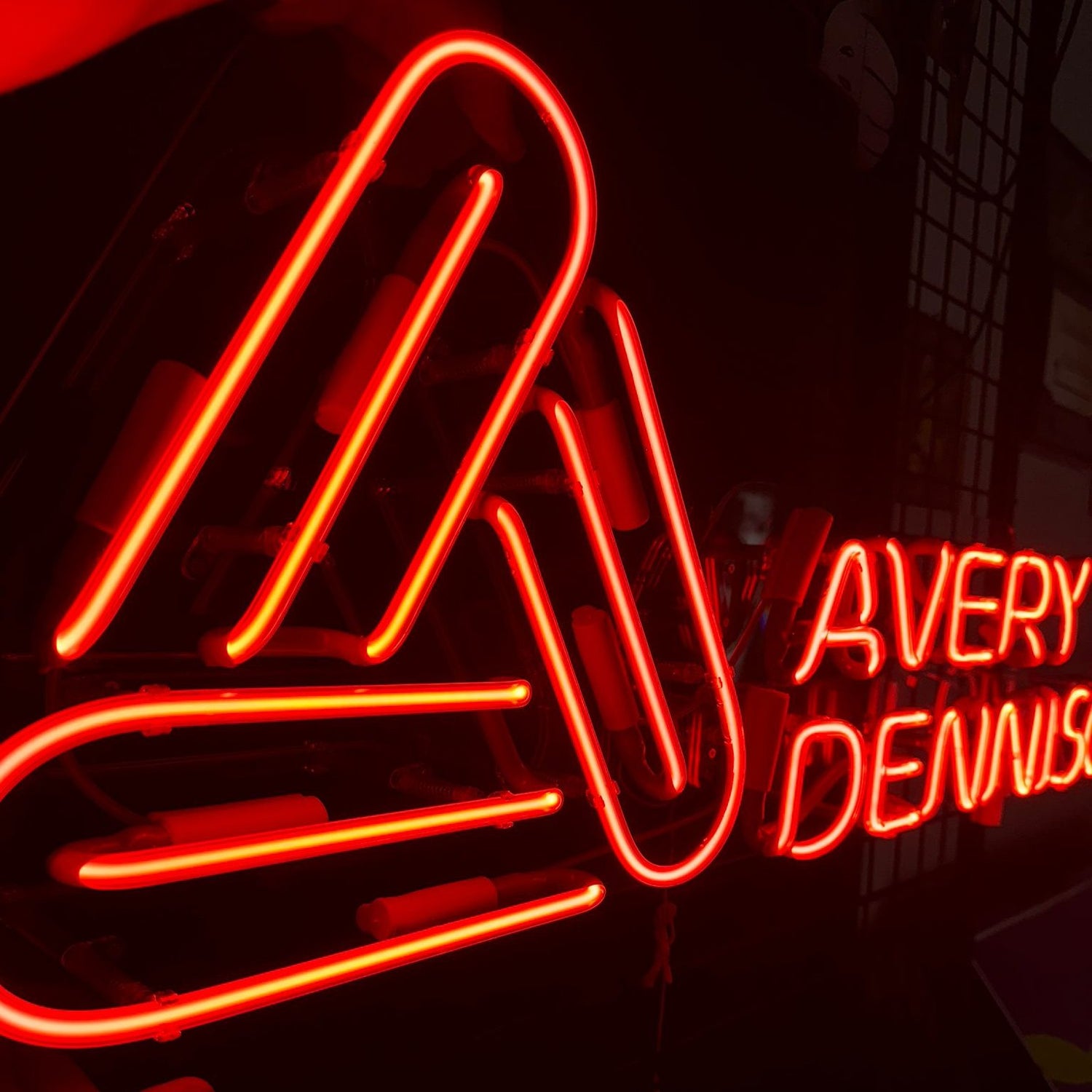 NEON Schilder für Markenwerbung Avery Dennison