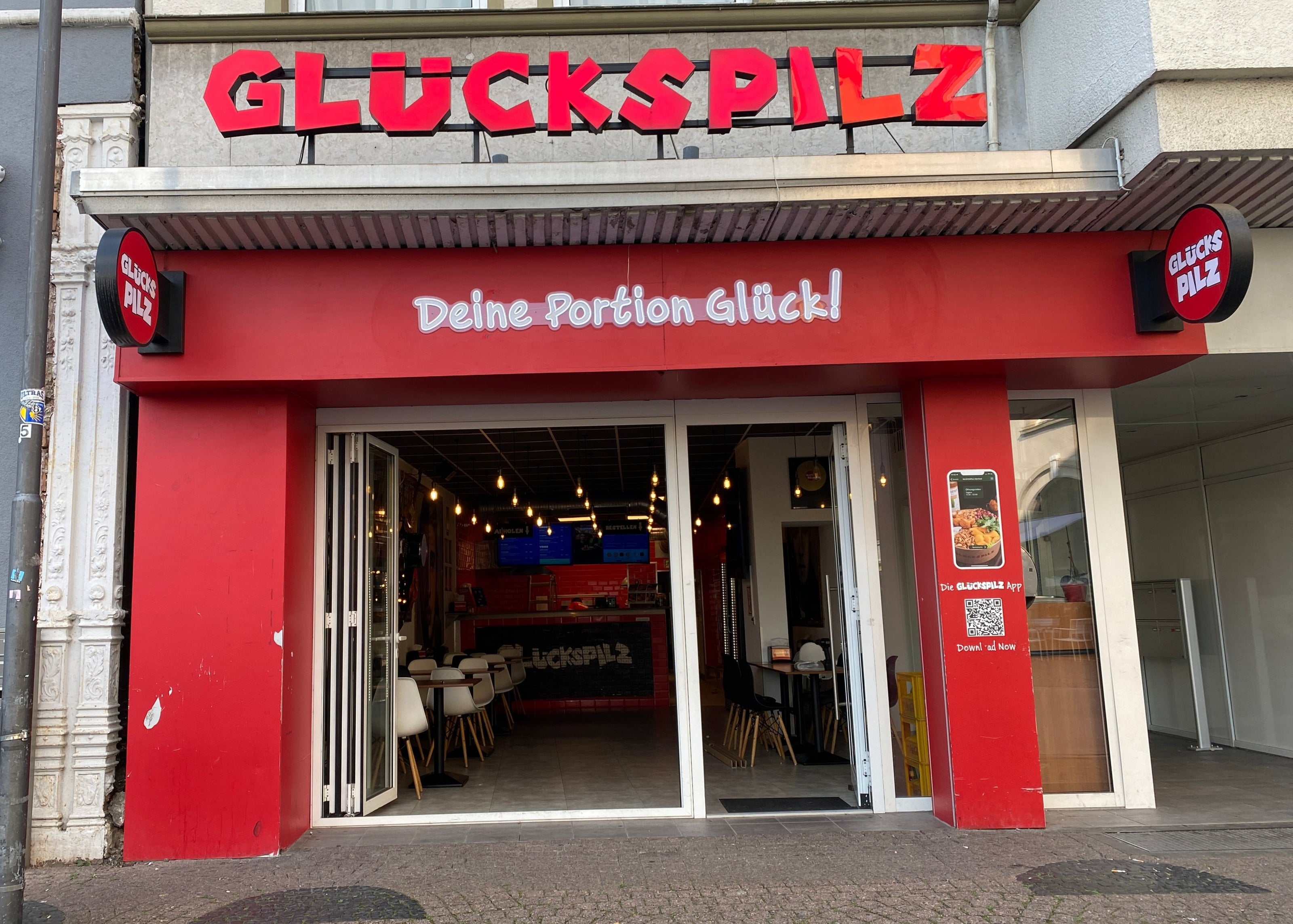 Fassadenverschönerung mit 3D Buchstaben und LED Neon Schriftzug