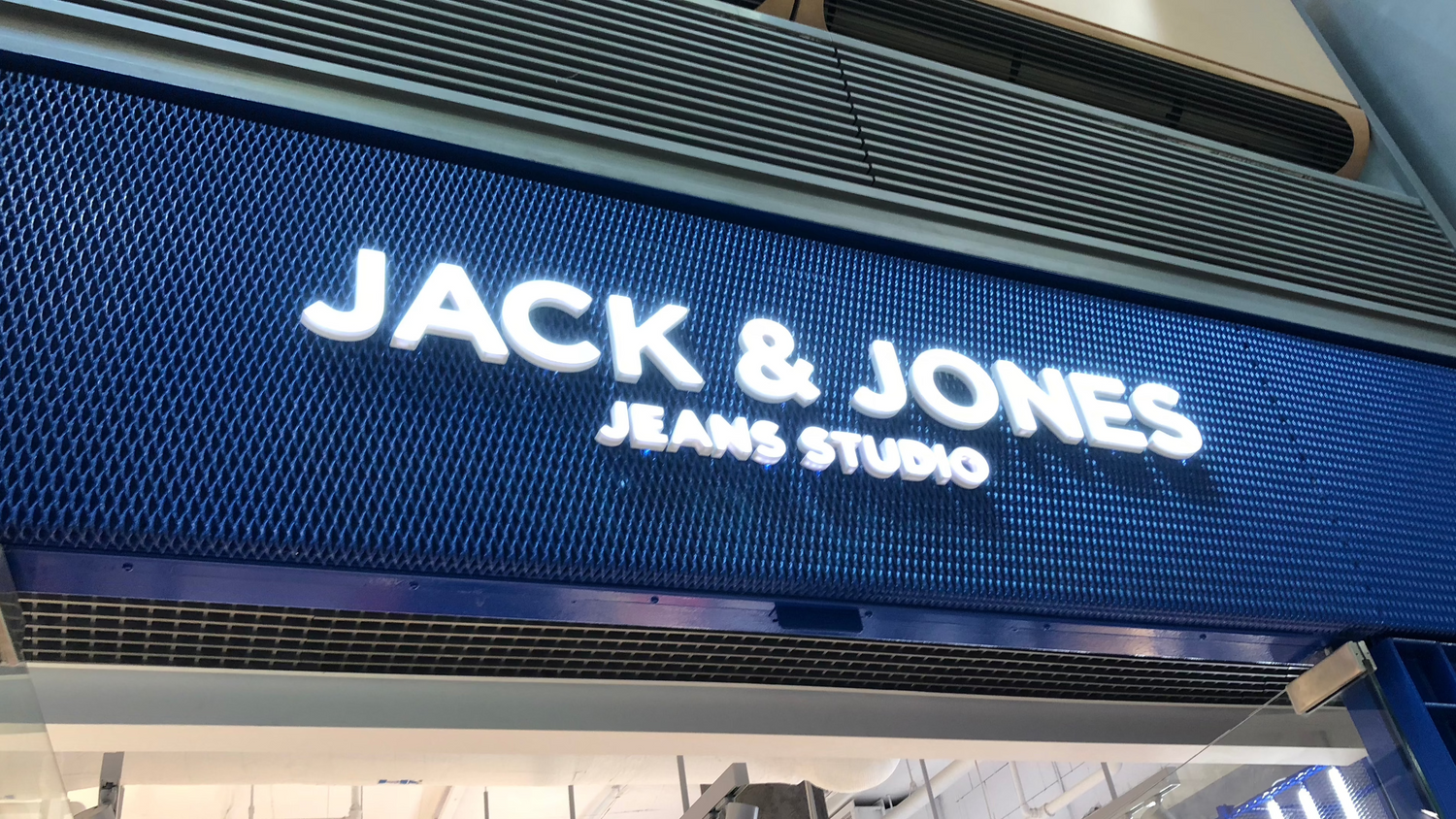 Beispiel für eine Werbeanlage: Jack & Jones Schriftzug erstellt mit dem Werbeanlagen-Konfigurator von neooon.store.