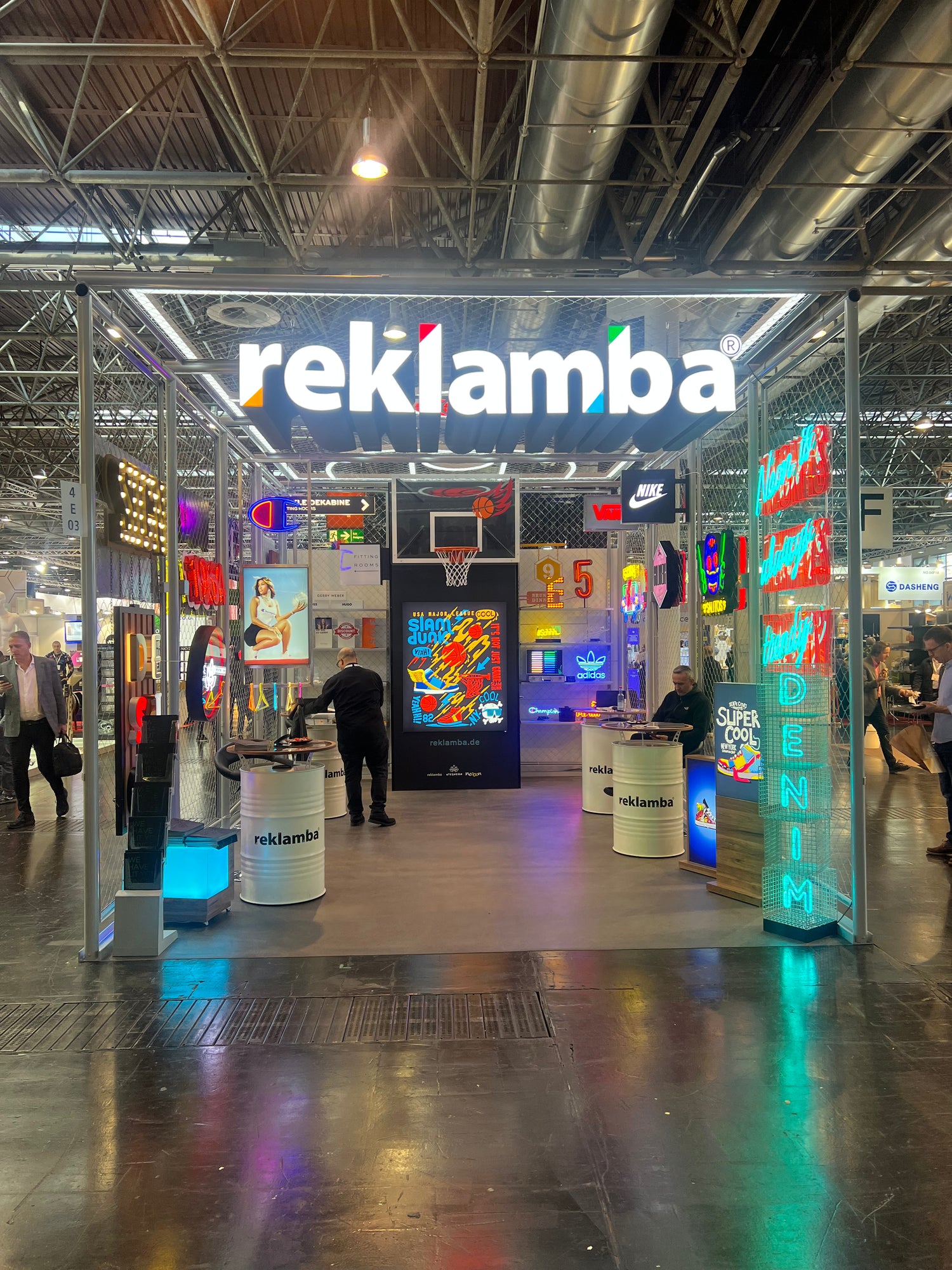 Messeauftritt mit beeindruckendem Booth und moderner Reklame, gestaltet mit kreativen LED- und Neon-Lösungen.